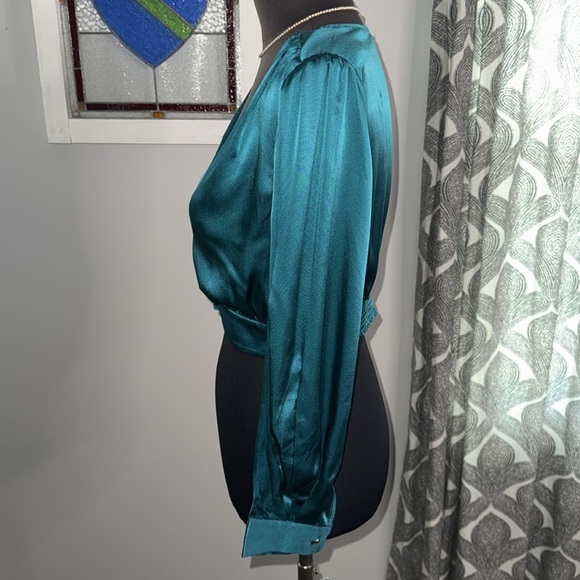 Bebe 100% Silk Long Sleeve Cropped Blouse - Picture 4 of 12